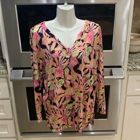 Chico’s size 1 soft and lightweight linen top. See photos for details and - Picture 2 of 11